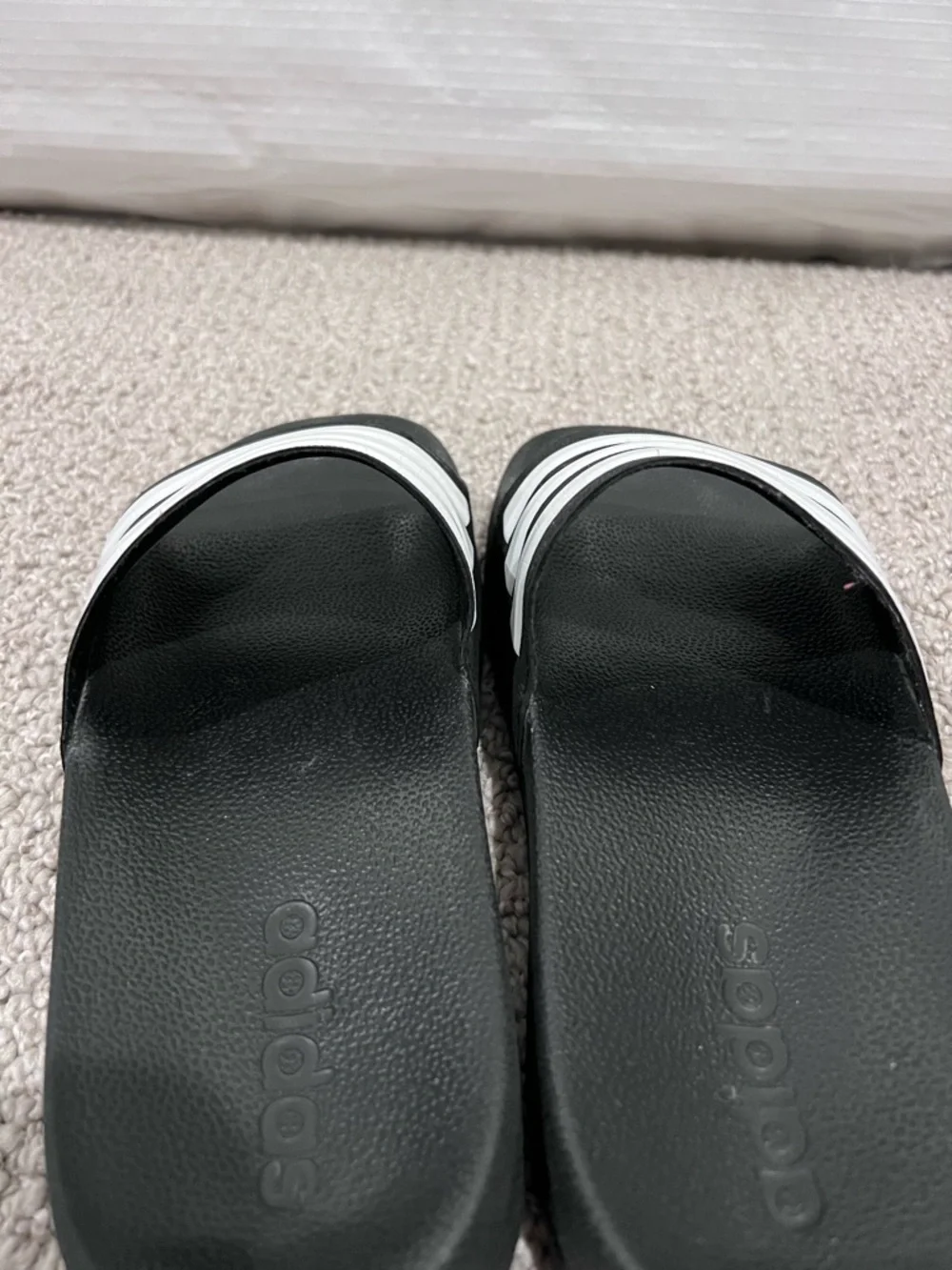 adidas Kids Black White Striped Logo Slide Sandals Comfort Kids size 4,